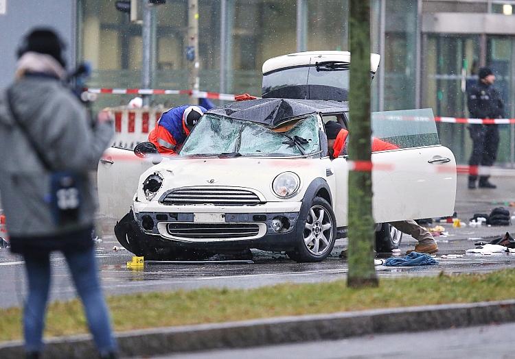 Auto fährt in München in Menschenmenge am 13.02.2025, via dts Nachrichtenagentur