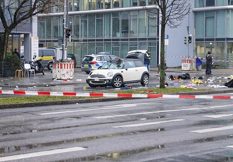 Auto fährt in München in Menschenmenge am 13.02.2025, via dts Nachrichtenagentur