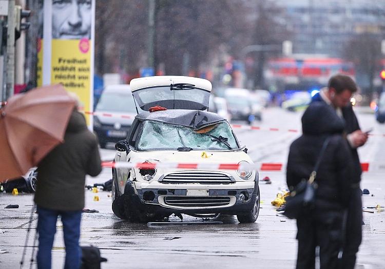 Auto fährt in München in Menschenmenge am 13.02.2025, via dts Nachrichtenagentur