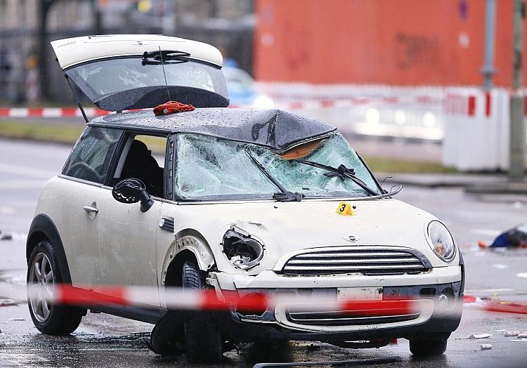 Auto fährt in München in Menschenmenge am 13.02.2025, via dts Nachrichtenagentur