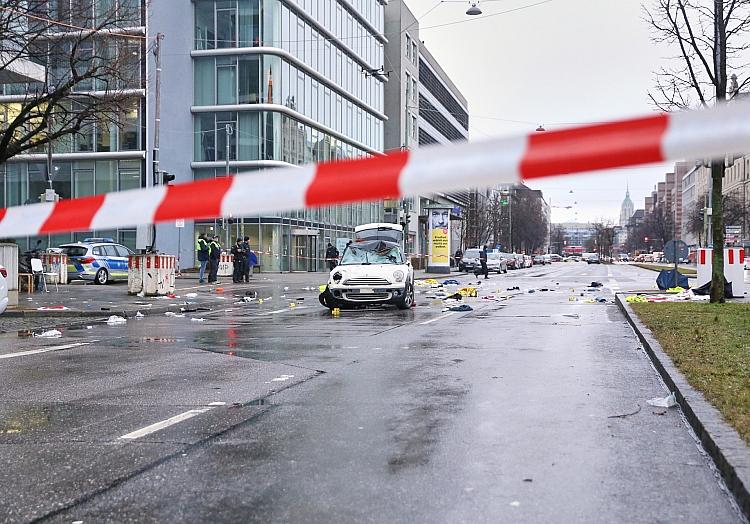 Auto fährt in München in Menschenmenge am 13.02.2025, via dts Nachrichtenagentur