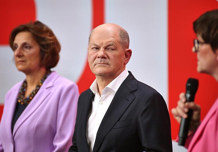 Britta Ernst, Olaf Scholz und Saskia Esken am 23.02.2025, via dts Nachrichtenagentur