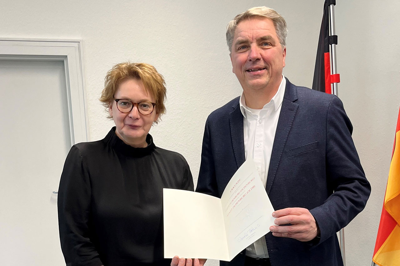 Aus „Stadt Oldenburg (Oldenburg)“ wird im Niedersächsischen Kommunalverfassungsgesetz „Stadt Oldenburg (Oldb)“: Innenministerin Daniela Behrens übergab Oberbürgermeister Jürgen Krogmann eine Urkunde über die Umbenennung.