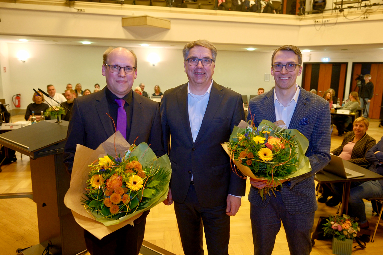 Oberbürgermeister Jürgen Krogmann beglückwünschte Jan Bembennek (links) und Holger Denckmann (rechts) zu ihrer Wahl als neue Dezernenten.