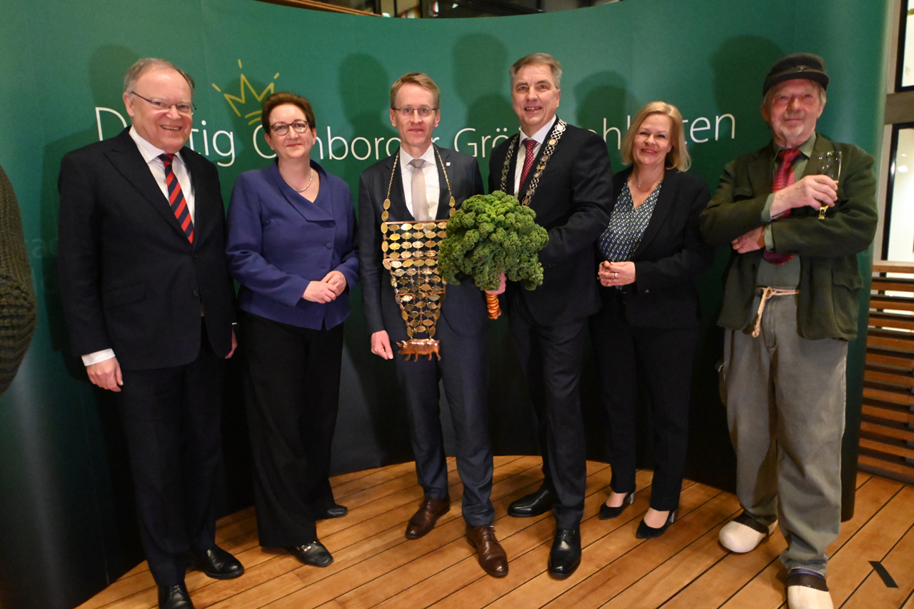 Daniel Günther, Ministerpräsident des Landes Schleswig-Holstein, ist neuer Grünkohlkönig. Von links: Stephan Weil, Klara Geywitz, Daniel Günther, Jürgen Krogmann, Nancy Faeser und Günther der Treckerfahrer.